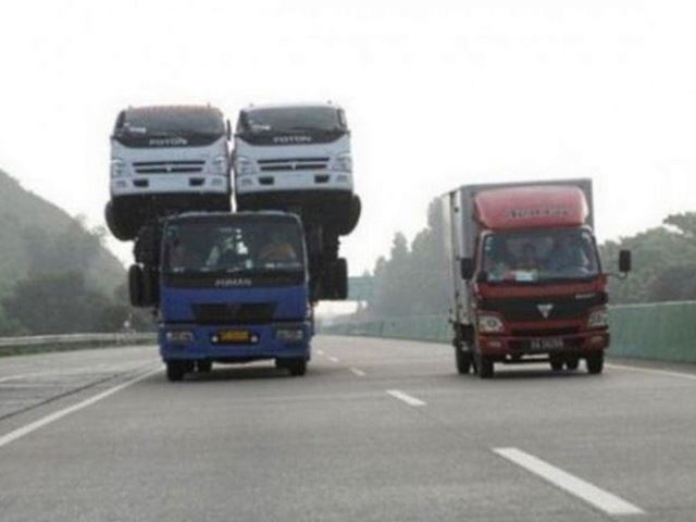 Tuy nhiên đó chưa phải là cách vận chuyển dị nhất. Chiếc xe tải chở thêm 2 đồng mình trên nóc xe là một ví dụ.