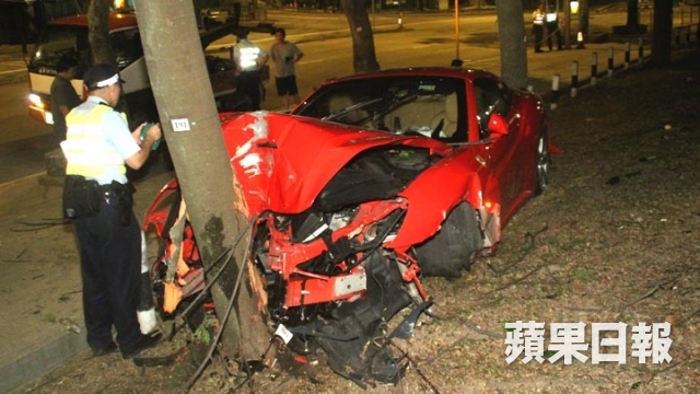 Siêu ngựa Ferrari California gặp nạn tại Hồng Kông.