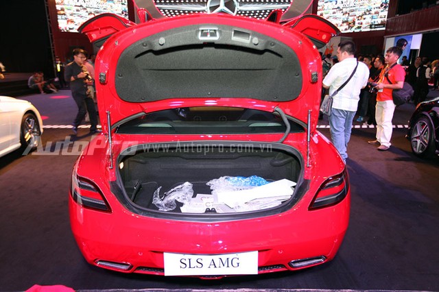
Hiện chưa rõ đại gia Bình Định đã chi bao nhiêu tiền để tậu chiếc siêu xe Mercedes-Benz SLS AMG chính hãng thứ 2 tại Việt Nam. Chỉ biết, ngay khi về nước vào tháng 5/2014, siêu xe này có mức giá đề xuất 11,8 tỷ Đồng.
