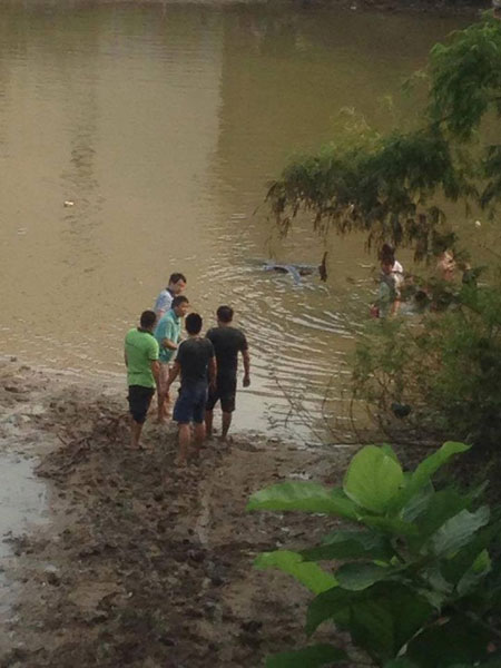 
Chiếc Toyota Camry bị nhấn chìm hoàn toàn dưới nước.
