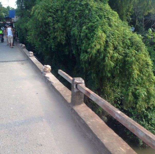 
Thành cầu Phú Lễ bị vỡ một đoạn dài.
