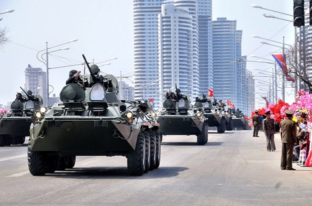 
Xe thiết giáp chở quân được cho là phiên bản M-2012 mới nhất của Bắc Triều Tiên.
