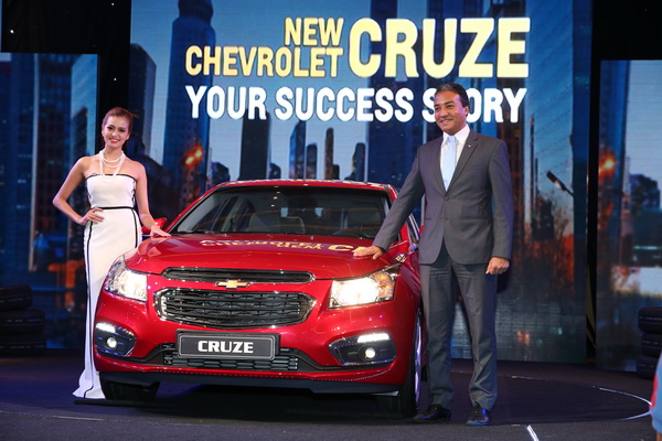 Ông Wail A. Farghaly (bên phải), Tổng giám đốc GM Việt Nam, bên chiếc Chevrolet Cruze mới