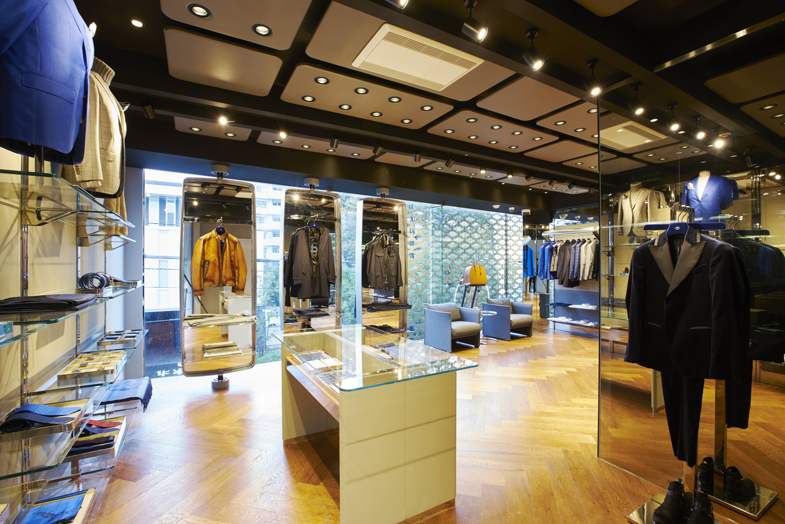 
Những cửa hàng của Giorgio Armani sẽ sớm trưng bày bộ sưu tập mới nhất của hãng dành cho Bugatti Chiron.

