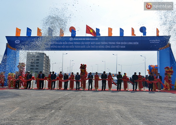 
Sáng 18/1, lãnh đạo Bộ GTVT và UBND TP Hà Nội đã long trọng tổ chức buổi lễ thông xe kỹ thuật và gắn biển công trình chào mừng Đại hội Đảng toàn quốc lần thứ XII.
