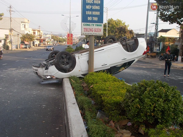 
Hiện trường vụ tai nạn khiến chiếc ô tô lật ngửa.
