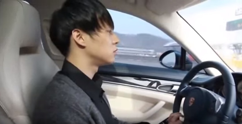 
Yoochun cầm lái chiếc xe sang Porsche Panamera của mình.
