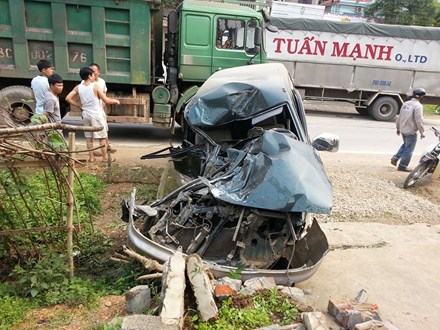 
Khoảng 15h20 ngày 21/4, tại địa phận Kỳ Sơn, Hòa Bình đã xảy ra một vụ tai nạn giao thông nghiêm trọng. Ảnh Jonh Nguyễn
