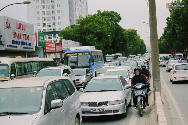 
Ô tô xếp thành hàng dài trên đường Phạm Văn Đồng.
