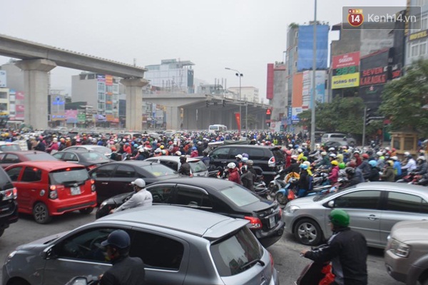 
Sáng ngày đi làm đầu tiên, đường phố Hà Nội xảy ra ách tắc nghiêm trọng.
