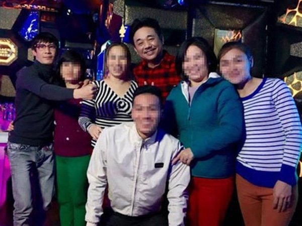 
Hình ảnh Vinh (ngoài cùng bên trái) chụp cùng diễn viên Quốc Khánh (áo đỏ) lan truyền trên mạng xã hội.
