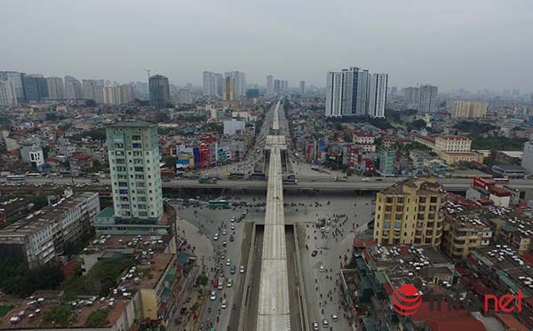 
Ngã tư Nguyễn Trãi - Khuất Duy Tiến là một nút giao thông cực kỳ quan trọng khi hàng ngày có hàng ngàn lượt người đi qua, bởi đây là cửa ngõ đón 2 hướng giao thông chính từ ngoại thành đi vào trung tâm thành phố.
