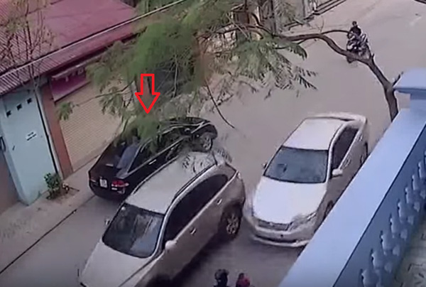 
Hình ảnh camera ghi lại được chiếc xe ô tô màu đen đỗ dưới lòng đường.
