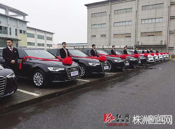 
13 chiếc Audi A6 mới tinh xếp thành hàng dài trên đường phố thu hút sự chú ý rất lớn của dư luận.
