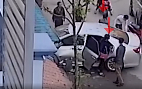 
Từ camera của người dân cho thấy cô gái này bước ra từ cửa sau của ô tô.
