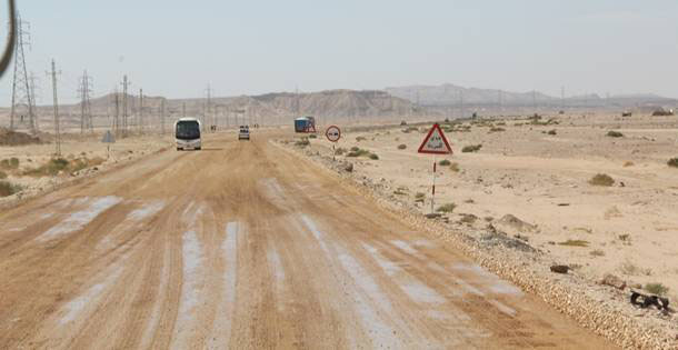 
Sự nguy hiểm của Luxor-al-Hurghada nằm ở chính những người lái xe trên đường và các tên cướp, khủng bố ở ven đường.
