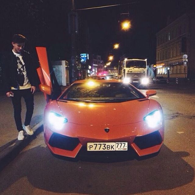
Chiếc siêu xe Lamborghini Aventador màu cam của một thành viên trong hội con nhà giàu Nga.
