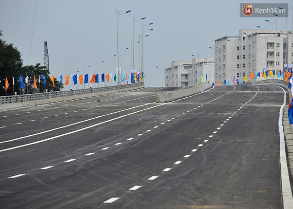 
Cầu rộng 26m, vận tốc thiết kế 80km/h, đường nội đô chạy 2 bên cầu chiều rộng từ 32 tới 68m với vận tốc thiết kế 50km/h, tốc độ thiết kế nút giao 30km/h.

