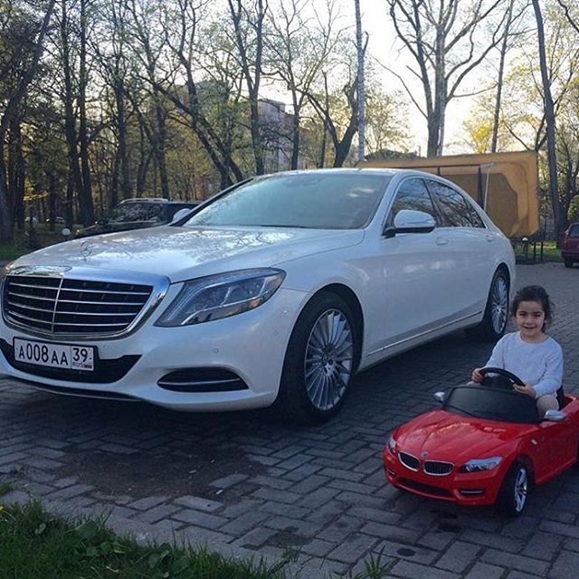 
Mercedes-Benz S-Class thế hệ mới đỗ cạnh BMW đồ chơi của trẻ con.
