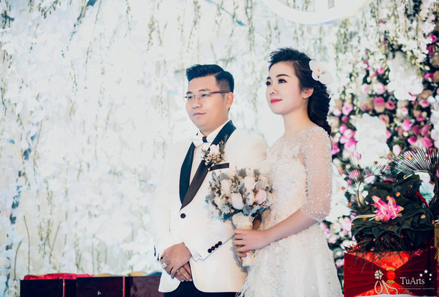 Sau đám cưới được tổ chức ở nhà gái, cô dâu được đón và di chuyển vào TP. HCM để thực hiện đám cưới tại quê chồng bằng máy bay.