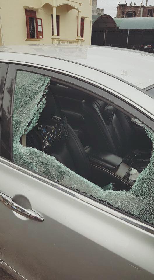 
Cửa bên ghế phụ lái của chiếc Nissan Teana bị đập vỡ một mảng lớn. Ảnh: Tran Trung
