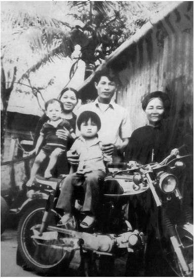 
Cả gia đình 3 thế hệ cùng nhau chụp ảnh bên chiếc xe máy Honda SS50. Đây là mẫu xe máy được sản xuất vào khoảng những năm 1966-1997. Do đó, người Việt Nam thường gọi mẫu xe máy này là Honda 67.
