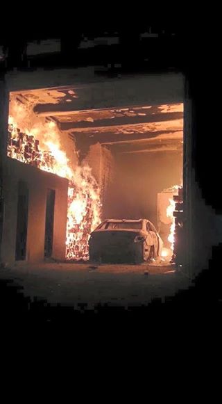 
Ngọn lửa bùng lên từ chiếc xe nhanh chóng lan ra cả căn nhà. Ảnh: Siêu xe đặt chân lên đất Quảng Ninh
