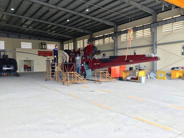 1 trong 2 chiếc trực thăng đang chuyển đến Việt Nam để phục vụ các cảnh quay từ trên cao. Ảnh: Facebook