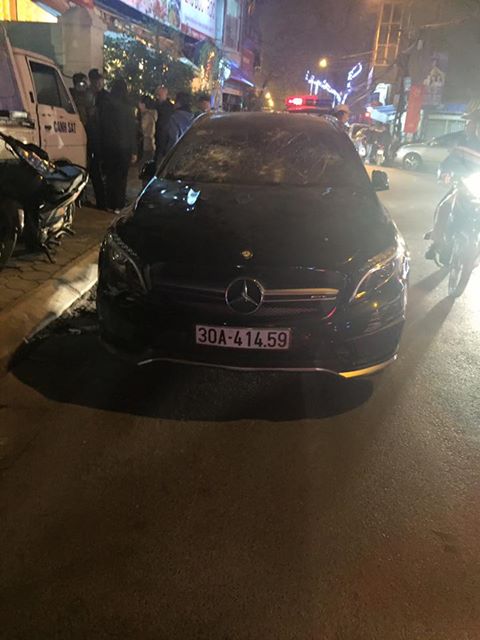 
Chiếc xe Mercedes-Benz bị đập vỡ kính lái.
