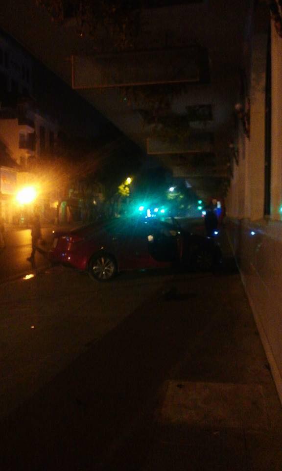 
Chiếc xe Kia K3 đâm thẳng vào tường của Tràng Tiền Plaza.
