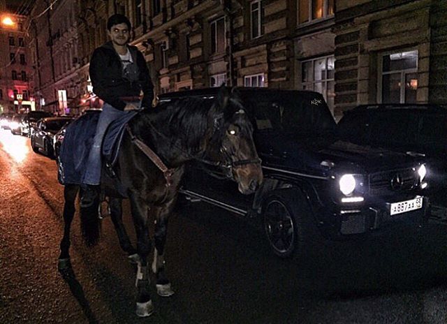 
Chán đi ô tô, một thiếu gia Nga chơi trội bằng cách cưỡi ngựa ra đường.
