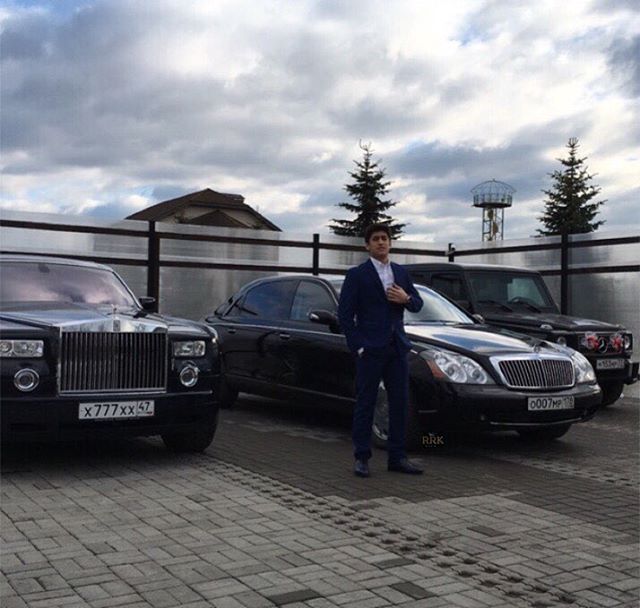 
Rolls-Royce và Maybach cũng là hai dòng xe yêu thích của hội con nhà giàu Nga.
