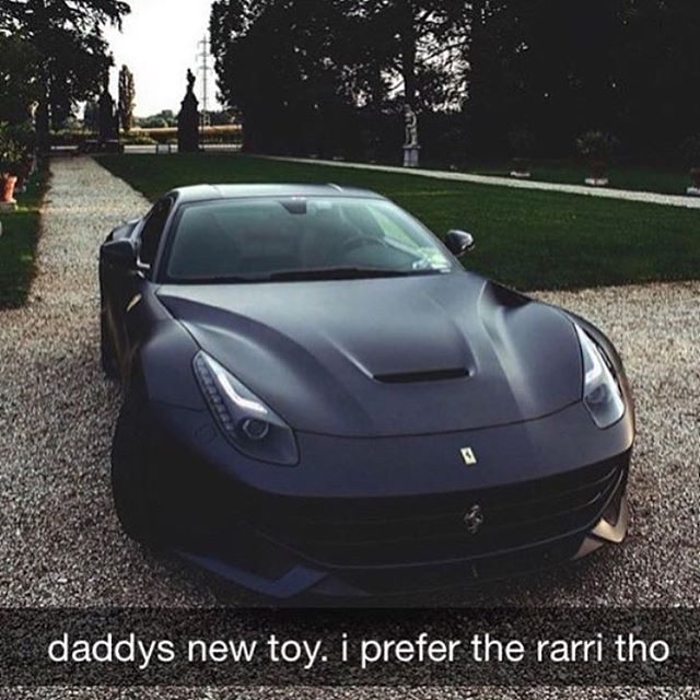 
Siêu xe mới của bố, dù sao tôi cũng rất thích chiếc Ferrari, một con nhà giàu đăng ảnh lên mạng xã hội.
