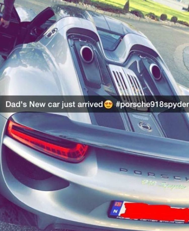 
Chiếc siêu xe mới của bố vừa mới được chuyển về nhà. Đây là siêu xe Porsche 918 Spyder.
