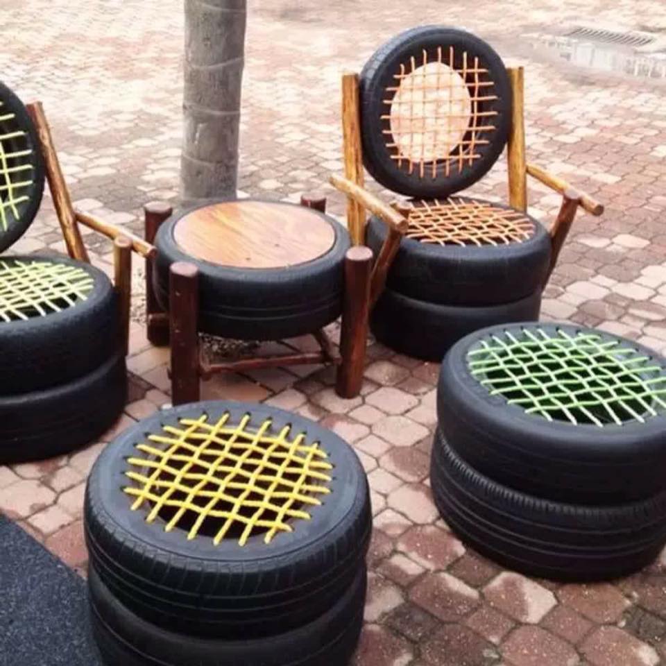 
Một bộ bàn ghế kết hợp giữa lốp xe và mây tre đan rất thuần Việt.
