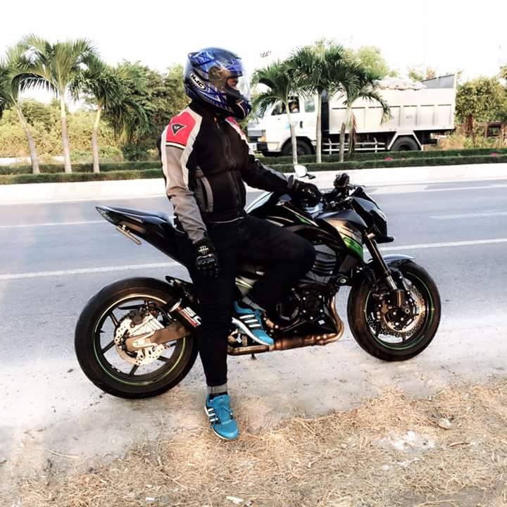 Biker cầm lái chiếc Kawasaki Z800 lúc vụ tai nạn chưa xảy ra.