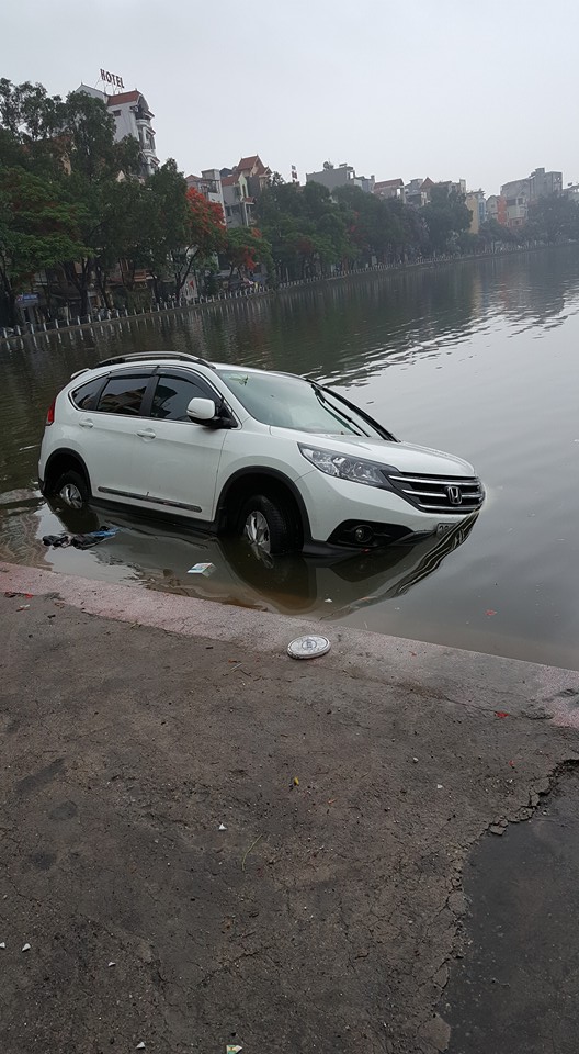
Chiếc Honda CR-V bị trôi ra hồ Thành Công.
