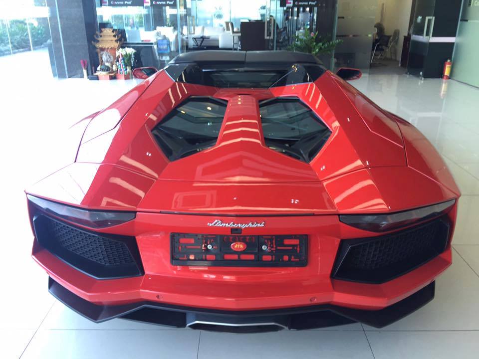 
Nắp kinh cường lực làm lộ ra bộ máy V12 dung tích 6,5L của Lamborghini Aventador Roadster.
