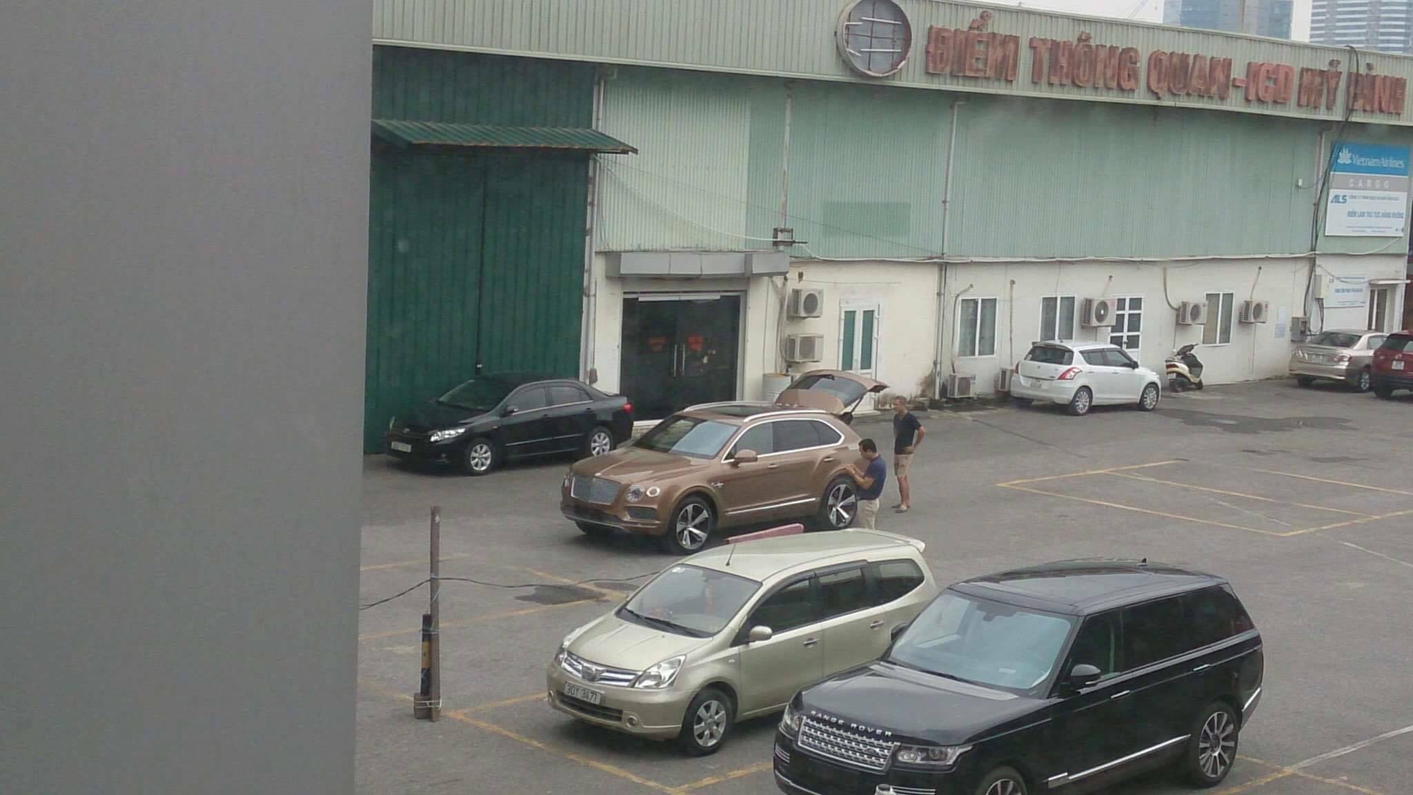 
Sáng nay, 8/6, một chiếc SUV siêu sang Bentley Bentayga đã bất ngờ xuất hiện tại Hà Nội. Đây là mẫu SUV siêu sang nhanh nhất thế giới và là chiếc đầu tiên tại Việt Nam. Theo tìm hiểu của phóng viên, xe thuộc sở hữu của một đại gia Hà Nội và được mua theo đường không chính hãng.
