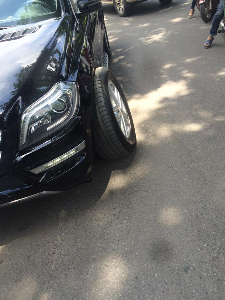 
Chiếc Mercedes-Benz GL-Class bị long bánh trên đường Hà Nội. Ảnh: Vũ Gia/Otofun
