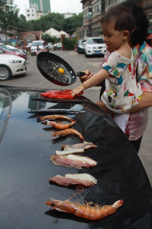 Không chỉ nướng tôm và thịt, người dân còn rán trứng ngoài trời.