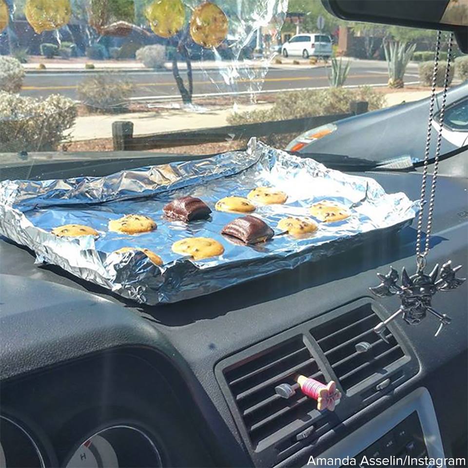 
Một người phụ nữ nướng bánh trong ô tô tại bang Arizona, Mỹ.
