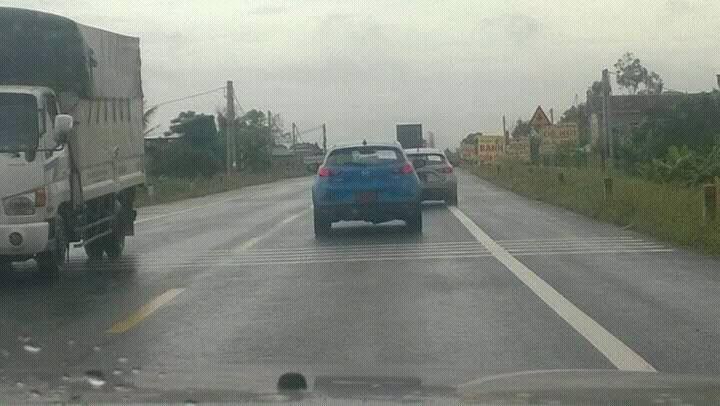 
Chiếc Mazda CX-3 màu xanh dương bị bắt gặp trên đường Việt Nam. Ảnh: Lê Hà
