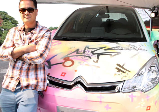 
Cyril Kogon Phan bên chiếc Citroen C3 mang đậm chất đường phố với các hình vẽ graffiti của ông.
