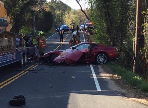 
Chiếc siêu xe Ferrari 599 tại hiện trường vụ tai nạn liên hoàn.
