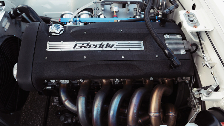 
Chiếc Datsun 240Z của Sung Kang được trang bị khối động cơ RB26 biểu tượng với công suất tối đa khoảng 350-400 mã lực

