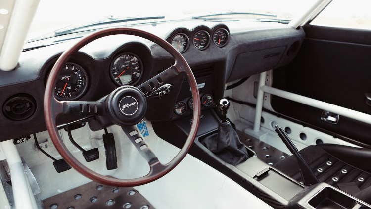 
Không gian nội thất bên trong chiếc Fugu Z hoàn toàn đơn giản và mang đậm phong cách của một chiếc xe đua.
