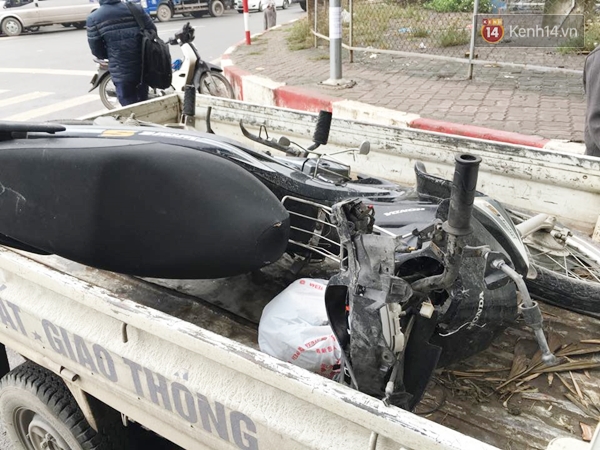 
Chiếc xe máy của nạn nhân bị hư hỏng nặng.
