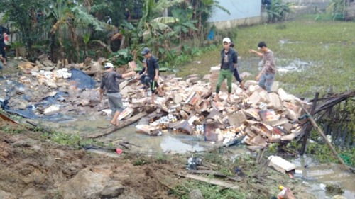 Người dân thu gom hàng cho nhà xe.