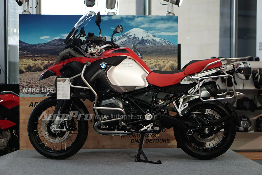 
Trung tâm của gian hàng Motorrad là chiếc R1200 GS có giá trên 700 triệu đồng. Đây là một trong những sản phẩm đắt nhắt của Motorrad tại Việt Nam.
